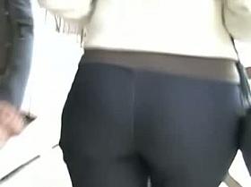 Attractive babe in hot tight jeans shakes her sexy booty