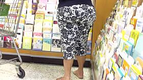 Big Ass Cougar Posing Her Phat Booty.