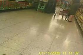 Stute heimlich beim Einkaufen gefilmt