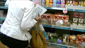 Candid milf squatting in jeans