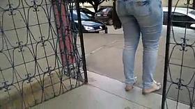 Uma gostosa de outra sala.