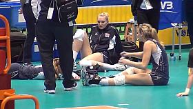 ATTRACTIVE BLONDE SPREADING HER SEXY ATHLETIC LEGS UNAWARE