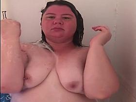 BBW takes a bath and masturbates