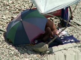 Nude couple started to fuck