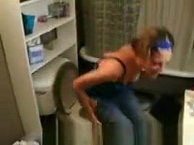 2 Bored Girls Peeing