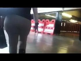 Rica nalgona en el metro