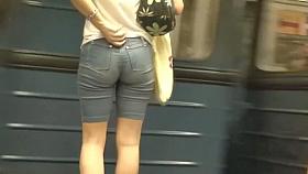 Wonderful candid clip of blonde woman in tight sexy shorts