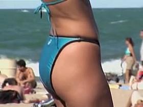 Candid bikini babe is staying in front of my camera 06w