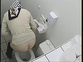 Granny got her ass on toilet voyeur video while pissing