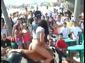 Culona en el toro mecanico