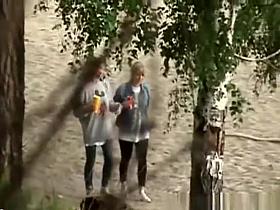 Blonde quick pee in bushes