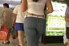 una buena nalguita en el mall