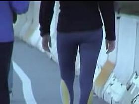 Candid girls ass looking so nice in her sports pants 08w