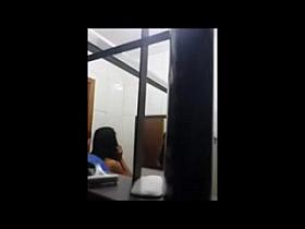 Novinha dando e o corno ligando