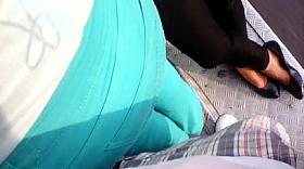 RICO ARRIMON A MILF HERMOSA PUERTA BUS P1