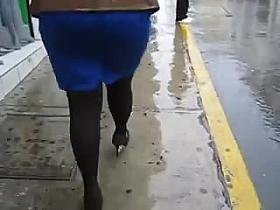 paseo por la calle pollera azul 2