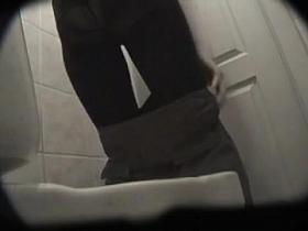 Tasty bun hotly shown by the pissing amateur chick