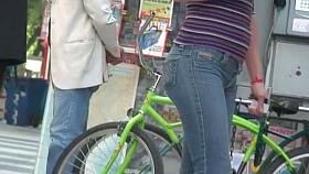 Candid street video shows a tasty ass in tight jeans.
