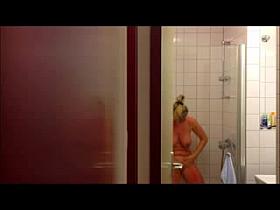 Nachbarin im Bad. Neighbours wife taking a shower.