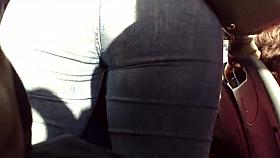 BUEN CULO EN EL BUS CASADA VECINA