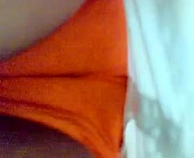 Upskirt bajo falda por delante