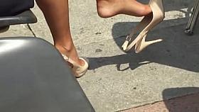 Signora in piazza (dangling)