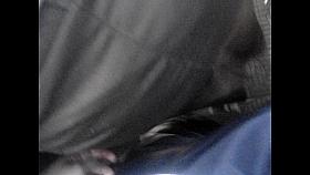 Andando e encoxando colegial