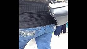 Mientras escuchan ventaneando yo me saboreo esta nalga