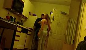 Amateur girl getd naked for pizza delivery