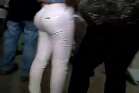 nena con jean ajustado