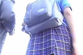 Upskirt a colegiala con sorpresa debajo
