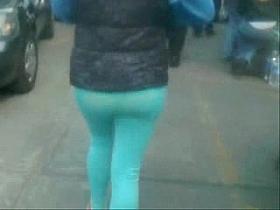 Nalgona riquisima en pants verde