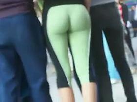 Culo de teen en una calle estupendo