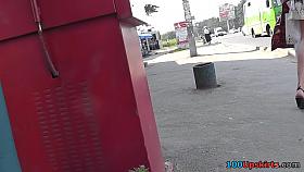 Vouyer upskirt scene presents sexy green panties