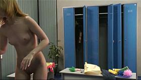 girl rubia muy linda en los vestuarios