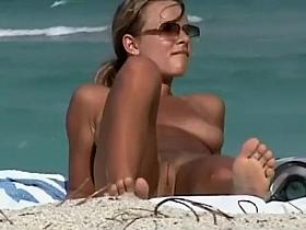 Pretty pussy examined in a close up