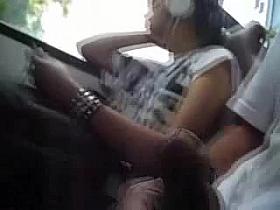 Exibindo meu pau pra novinha