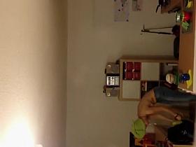 Multitasking girl gets peeped