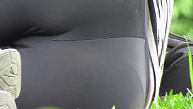 Geilen Legginsarsch heimlich auf der Wiese gefilmt