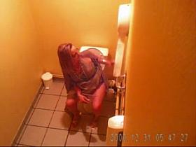 Beurette blonde toilets