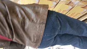 MILF Arsch im Supermarkt.