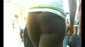 NALGONA CASADA EN EL ZOCALO CAMINANDO.