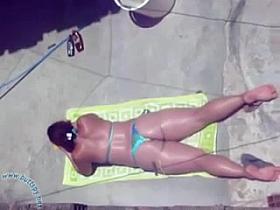 Observando vizinha gostosa por cima do muro