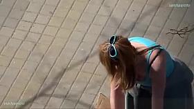 Insight into the neckline girl on the street