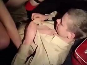 dos suecas lesbianas jugando en el suelo