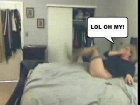 Entering in bedroom of my mum while she masturbate. Must see