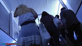 Upskirt pussy video of the sexy blonde in hot skirt