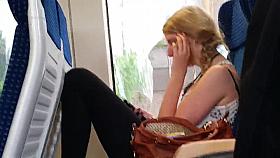 Blondes Girl mit schoener Figur und tollen Beinen