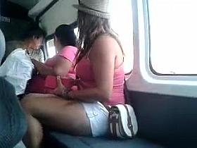 NENA VECINA EN SHORT SENTADA EN LA RUTA 2