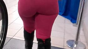 RED BOOTY IN THE ESCALATOR